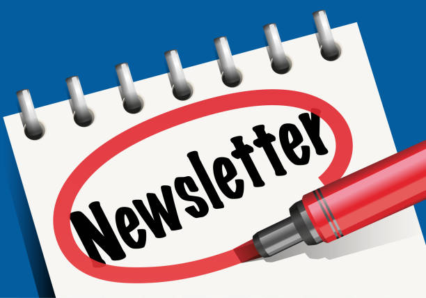 Concept de l’information sur les réseaux sociaux avec le mot newsletter entouré de rouge, écrit sur un bloc-note.